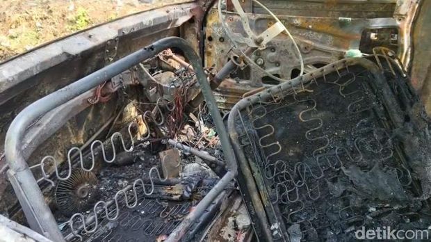 Angkot milik Ujang yang mendadak terbakar di  Jalan Raya Sukaraja, Kecamatan Sukaraja, Kabupaten Sukabumi, Kamis (7/8/2025).