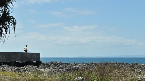 Petugas keamanan berjaga di Daya Tarik Wisata (DTW) Waterblow, The Nusa Dua, Badung, Kamis (7/8/2025). Destinasi wisata tersebut ditutup sementara sejak Rabu (6/8) untuk mengantisipasi potensi cuaca ekstrem dan gelombang tinggi yang terjadi di pesisir selatan Pulau Bali. ANTARA FOTO/Fikri Yusuf/agr