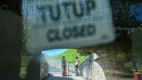DTW Waterblow ditutup sejak Rabu (6/8) sebagai langkah antisipatif atas gelombang tinggi yang mengancam keselamatan wisatawan. ANTARA FOTO/FIKRI YUSUF
