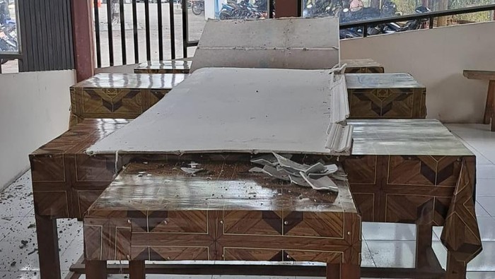 Penampakan plafon ambrol di kantin Kantor Pemkab Gunungkidul, Kamis (7/8/2025).
