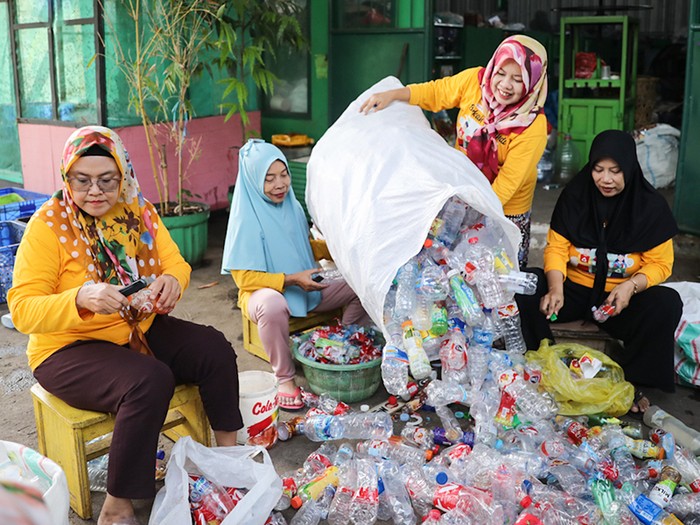 Wakil Gubernur (Wagub) DKI Jakarta, Rano Karno, telah mencanangkan pembentukan 870 bank sampah baru serta reaktivasi 852 bank sampah yang tidak aktif.
