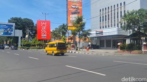 Bemo kuning saat melintas di Jalan Pejanggik, Kota Mataram.