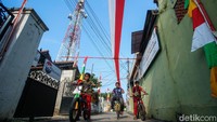Warga beraktivitas di Kelurahan Mustika Jaya, Bekasi, Kamis (7/8/2025).