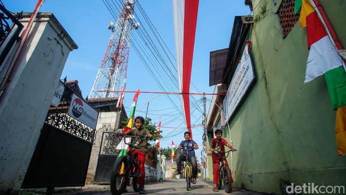 Bendera Merah Putih Membentang 1 Km di Gang Sempit Bekasi Warga mulai beraktivitas di Kelurahan Mustika Jaya, Bekasi, Kamis (7/8/2025).