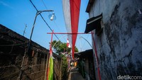 Menjelang HUT ke-80 Republik Indonesia, warga setempat memasang kain merah putih sepanjang 1 kilometer.