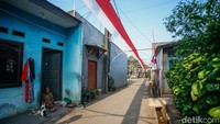 Selain bendera, warga memasang umbul-umbul bernuansa merah putih untuk menambah semarak suasana.