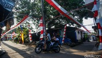 Bambu yang telah dicat merah putih digunakan sebagai tiang penyangga.