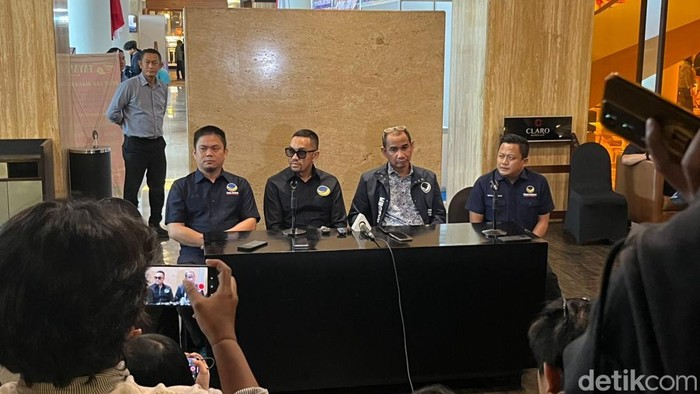 Bendum NasDem Ahmad Sahroni  saat konferensi soal soal tudingan Bupati Kolaka Timur Abdul Azis (paling kiri) kena OTT KPK.