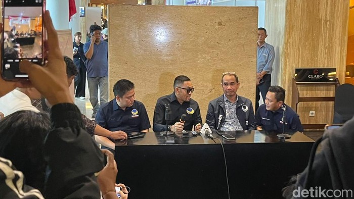 Bendum NasDem Ahmad Sahroni saat konferensi soal soal tudingan Bupati Kolaka Timur Abdul Azis (paling kiri) kena OTT KPK.