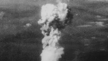 Awan jamur membubung di atas Hiroshima, Jepang. Kota Hiroshima menjadi sasaran serangan bom atom pertama di dunia pada pukul 08.16 tanggal 6 Agustus 1945. Awan tersebut membubung hingga lebih dari 18.000 meter dalam waktu sekitar sepuluh menit. Foto: PetaPixel