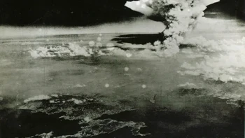 Pesawat Enola Gay menjatuhkan bom uranium-235 seberat 9.000 pon di kota Hiroshima — menghancurkannya dan kehidupan ratusan ribu orang. Foto: PetaPixel