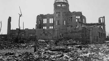 Bom atom menewaskan semua orang di dalam gedung. Karena bom meledak di atas kepala, bangunan tersebut tetap mempertahankan ciri khasnya yang membuatnya dijuluki Kubah Bom Atom setelah perang. Foto: PetaPixel