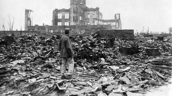 Seorang koresponden Sekutu berdiri di reruntuhan pada 7 September 1945, mengamati reruntuhan Balai Promosi Industri Prefektur Hiroshima. Foto: PetaPixel
