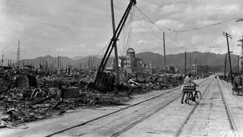 Seorang pria mengayuh sepedanya melintasi Hiroshima, beberapa hari setelah kota itu diratakan oleh ledakan bom atom. Pemandangan di sini menghadap ke barat-barat laut, sekitar 150 meter dari tempat bom itu mendarat. | Arsip Nasional Foto: PetaPixel