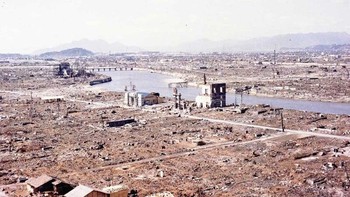 Pemandangan umum Hiroshima, Jepang, dilihat dari sekitar titik nol, menunjukkan kehancuran total akibat bom atom. Foto: PetaPixel