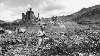 Bertahun-tahun kemudian, sebuah komite Kongres AS tahun 1967, yang juga mencakup Robert Kennedy, meminta untuk melihat rekaman bom atom tersebut. Materi tersebut telah dideklasifikasi, tetapi tidak seorang pun dapat menemukan aslinya. McGovern, yang saat itu berpangkat letnan kolonel, mengarahkan pihak berwenang untuk melihat salinannya. Salinan rahasia McGovern menggemparkan dunia. Pada tahun 1970, masyarakat umum pertama kali menyaksikan cuplikan yang digunakan dalam film berjudul Hiroshima Nagasaki – Agustus 1945. Saat pemutaran perdana di Museum Seni Modern New York, seluruh auditorium yang penuh sesak dikejutkan oleh apa yang mereka saksikan.Foto: PetaPixel