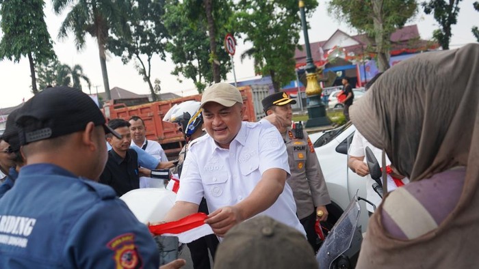 Bupati Bogor bagikan bendera ke warga.