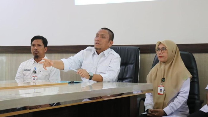 Bupati Luwu Timur Irwan Bachri Syam mengumumkan pelaksanaan program beasiswa kartu pintar.