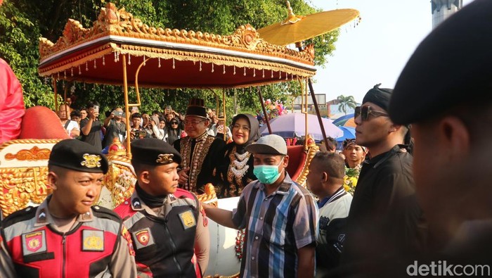 Bupati Pati, Sudewo, bersama pejabat lainnya disoraki saat kirab hari jadi Kabupaten Pati di sekitar Alun-alun Pati, Kamis (7/8/2025).
