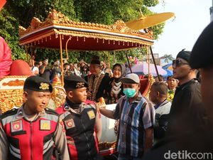 Warga Soraki Bupati Sudewo saat Kirab HUT Pati: Turunkan