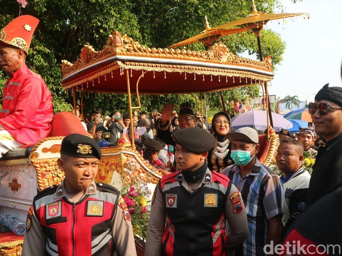 Bupati Pati, Sudewo, saat disoraki warga di acara kirab budaya hari Jadi Kabupaten Pati di Alun-alun Pati, Kamis (7/8/2025).
