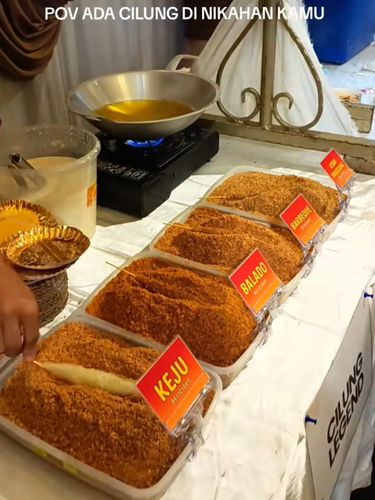 Pengantin menyediakan jajanan cilung untuk camilan acara resepsi mendadak jadi sorotan.. Postingan pernikahan yang berada di Jakarta Pusat itu tersebut langsung viral di media sosial.