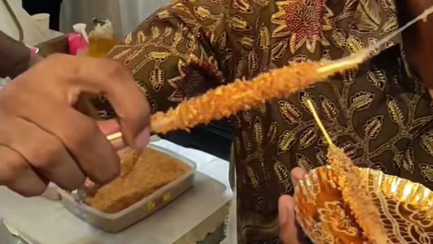 Camilan Jajanan Cilung di Resepsi Pernikahan Pengantin menyediakan jajanan cilung untuk camilan acara resepsi mendadak jadi sorotan.. Postingan pernikahan yang berada di Jakarta Pusat itu tersebut langsung viral di media sosial.