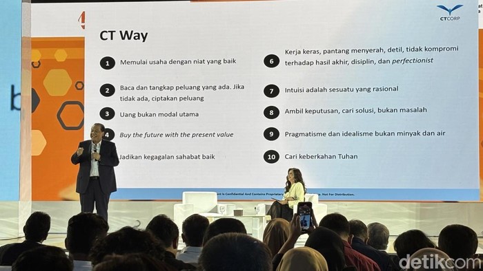 Chairul Tanjung saat membeberkan CT Way, 10 prinsip untuk meraih kesukesan yang telah dia jalankan di LPS Financial Festival 2025 di Surabaya.
