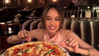 Cinta Laura yang gemas banget melihat pizza. (Foto: dok Instagram claurakiehl)