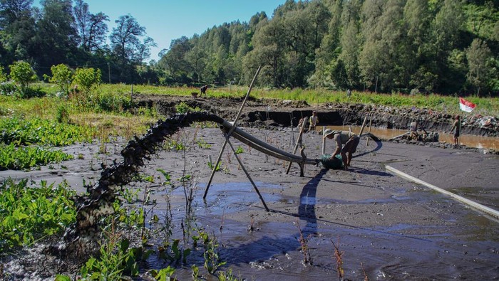 Foto udara kondisi danau Ranu Pani menyusut menjadi 3,4 hektare dari sebelumnya 5,9 hektare di Kawasan Taman Nasional Bromo Tengger Semeru (TNBTS), Lumajang, Jawa Timur, Kamis (7/8/2025). Balai Besar TNBTS melakukan pengerukan lumpur, pembuatan sedimen trap dan pemulihan vegetasi riparian sebagai bagian dari upaya pemulihan ekosistem danau di wilayah tersebut karena mengalami pendangkalan akibat sedimentasi dari erosi lahan pertanian. ANTARA FOTO/Irfan Sumanjaya/agr