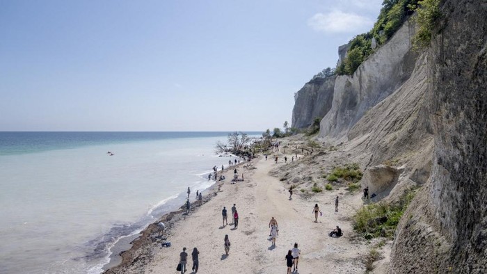 Para turis tampak berswafoto saat mengunjungi Tebing Kapur Putih Mons Klint pada 18 Juli 2025 di Pulau Mon, dekat Vordingborg, wilayah tenggara Denmark. Pada 13 Juli 2025, Tebing Kapur Mons Klint resmi ditetapkan sebagai Situs Warisan Dunia UNESCO. Terletak di pantai timur Pulau Mon, Denmark, tebing kapur sepanjang 6 kilometer ini menjulang hingga ketinggian 128 meter.
Formasi geologi ini terbentuk sekitar 70 juta tahun lalu pada masa Kapur Akhir (Upper Cretaceous), terdiri dari sisa-sisa mikroskopis alga purba (coccoliths) yang berasal dari laut purba.