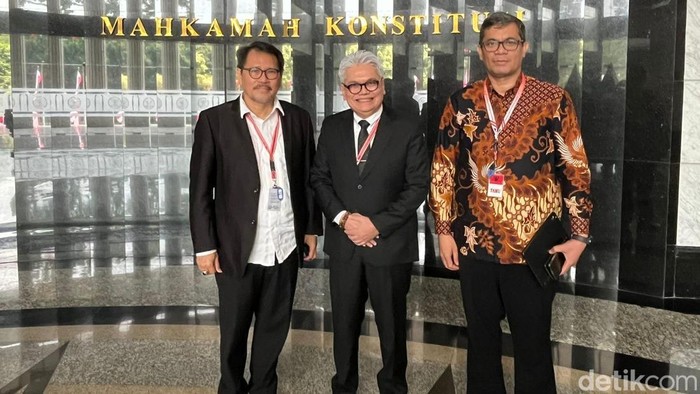 Dharma Oratmangun (Ki-ka) Dharma Oratmangun, Prof Ahmad Ramli, dan Yessi Krniawan di MK, Kamis (7/8/2025).