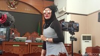 Sidang Nikita Mirzani menghadirkan banyak saksi, salah satunya Doktif. Doktif memberikan kesaksian mengenai alasan dirinya mengulas produk kecantikan Reza Gladys yang dianggap bermasalah. Karena saya tahu itu modalnya hanya Rp 70.000 tetapi dijual dengan harga Rp 1,5 juta dengan menjual nama dokter, kata Doktif di persidangan. Foto: Muhammad Ahsan Nurrijal/detikcom