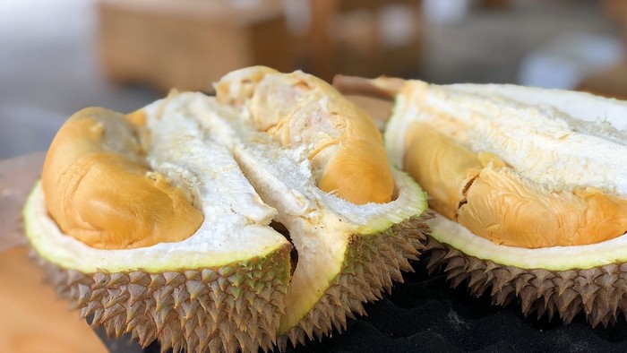Kebanyakan Makan Durian dalam waktu singkat, penyanyi asal Malaysia ini mengalami serangan stroke.