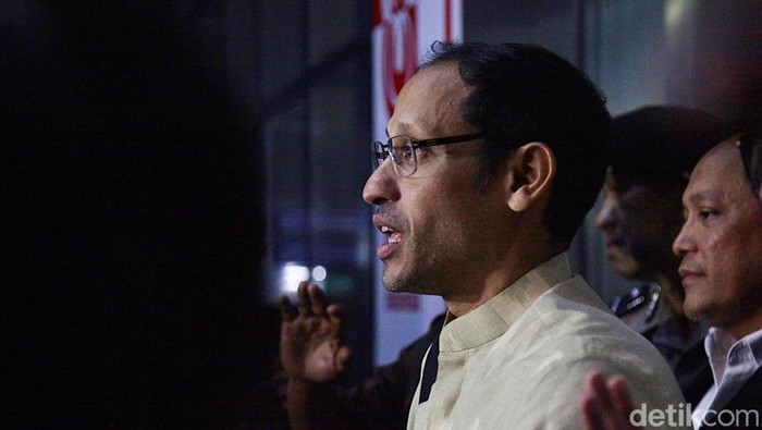 Mantan Menteri Pendidikan, Kebudayaan, Riset dan Teknologi Nadiem Makarim meninggalkan gedung Merah Putih KPK, Jakarta, Kamis (7/8/2025) usai diperiksa. Nadiem Makarim memenuhi panggilan KPK untuk menjalani pemeriksaan sebagai saksi dalam penyelidikan kasus dugaan tindak pidana korupsi pengadaan Google Cloud di Kemendikbudristek.