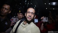Pantauan detikcom di gedung KPK, Kuningan, Jakarta Selatan, Kamis (7/8/2025), Mantan Menteri Pendidikan, Kebudayaan, Riset, dan Teknologi (Mendikbudristek) Nadiem Anwar Makarim keluar dari ruang pemeriksaan sekitar pukul 18.43 WIB. Nadiem diperiksa sekitar pukul 09.20 WIB berarti sekitar 9 jam lebih dimintai keterangan.