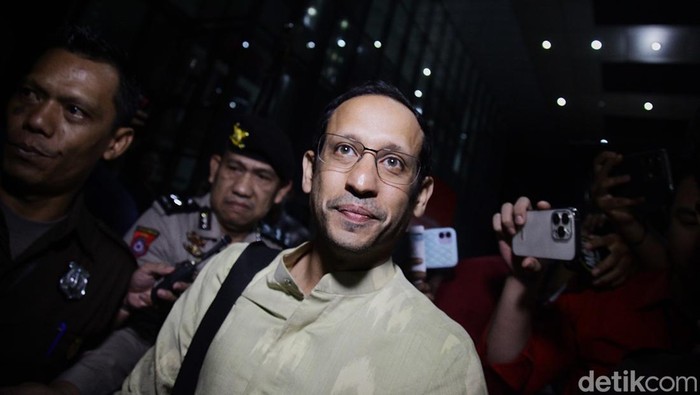 Ekspresi Nadiem Makarim Usai Diperiksa KPK Mantan Menteri Pendidikan, Kebudayaan, Riset dan Teknologi Nadiem Makarim meninggalkan gedung Merah Putih KPK, Jakarta, Kamis (7/8/2025) usai diperiksa. Nadiem Makarim memenuhi panggilan KPK untuk menjalani pemeriksaan sebagai saksi dalam penyelidikan kasus dugaan tindak pidana korupsi pengadaan Google Cloud di Kemendikbudristek.