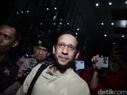 Mantan Menteri Pendidikan, Kebudayaan, Riset dan Teknologi Nadiem Makarim meninggalkan gedung Merah Putih KPK, Jakarta, Kamis (7/8/2025) usai diperiksa. Nadiem Makarim memenuhi panggilan KPK untuk menjalani pemeriksaan sebagai saksi dalam penyelidikan kasus dugaan tindak pidana korupsi pengadaan Google Cloud di Kemendikbudristek.