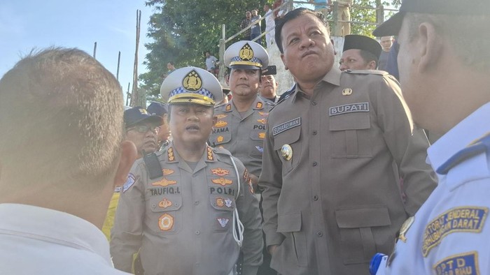 Foto: Bupati Kuantan Singingi Suhardiman Amby saat pengecekan lokasi bersama di Tepian Narosa (Raja Adil Siregar/detikSumut)