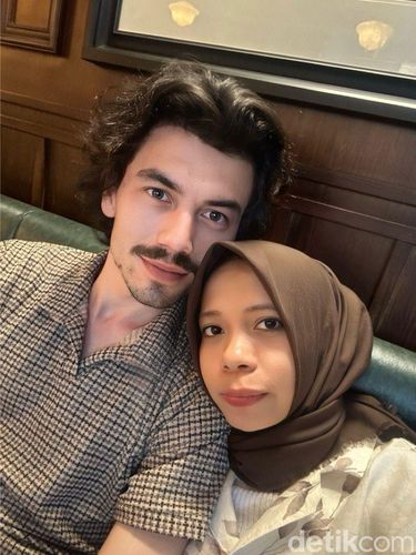 Foto pasangan beda negara, Faszanaria Maya dan Hilm Karasin berasal dari Turki. Kisah keduanya viral di media sosial.