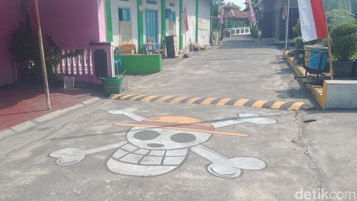 Gambar jolly roger atau bendera bajak laut di anime one piece terlihat di Kecamatan Delanggu, Klaten.