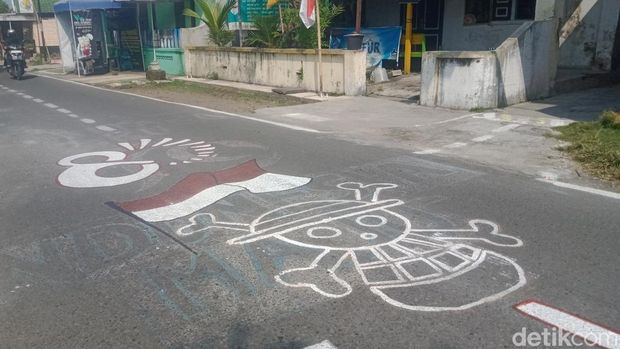 Gambar jolly roger atau bendera bajak laut di anime one piece terlihat di Kecamatan Delanggu, Klaten.