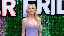 Foto: Deretan Clutch Unik Lindsay Lohan Bertema Freaky Friday di Karpet Merah