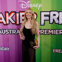 Lindsay Lohan menghadirkan sentuhan nostalgia unik di karpet merah premier Freakier Friday di Australia. Aktris berusia 38 tahun itu tampil anggun dalam gaun hitam model scoop neck rancangan Saint Laurent, tap pusat perhatian justru tertuju pada clutch berbentuk fortune cookie dari Aquazzura yang ia bawa. (Foto: Brendon Thorne/Getty Images)