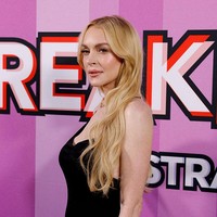 Clutch tersebut bukan sekadar pemanis, melainkan referensi cerdas pada adegan ikonis di film Freaky Friday (2003), di mana karakter Anna Coleman (Lohan) dan Tess Coleman (Jamie Lee Curtis) bertukar tubuh setelah memakan fortune cookie di sebuah restoran Tiongkok. Aksesori ini menjadi “easter egg” bergaya, yang menghidupkan kembali momen penting dalam alur cerita film. (Foto: Brendon Thorne/Getty Images)