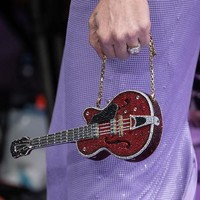 Ia bahkan mengenakan ulang kostum ungu ikonis tersebut, versi re-make rancangan Ludovic de Saint Sernin. (Foto: Jeff Spicer/Getty Images)