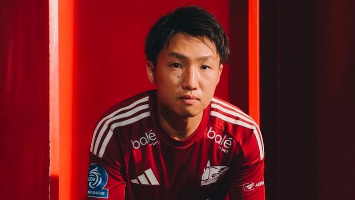 Gelandang PSM Makassar Daisuke Sakai menggunakan jersey brand Adidas untuk Super League musim 2025/2026.