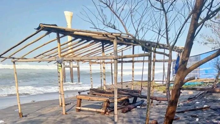 Warung dan pohon cemara rusak dihantam gelombang tinggi.
