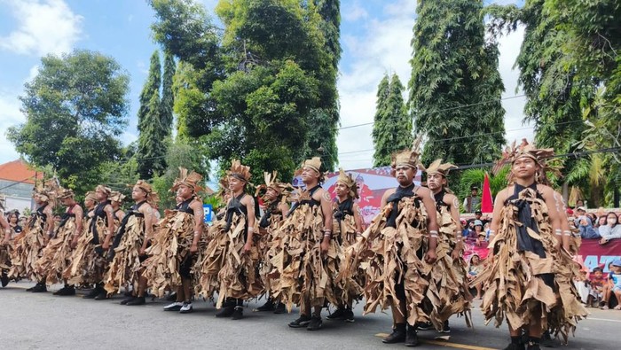 Belasan regu mengikuti lomba gerak jalan kocak yang digelar Kamis (7/8/2025) yang mengambil start di Taman Kota Singaraja.
