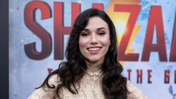 Mary Marvel Didorong Fans DC Jadi Wonder Woman